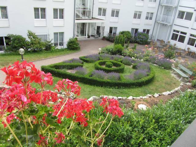 Innenhof mit Blumen im Sommer im TaunusTagungsHotel