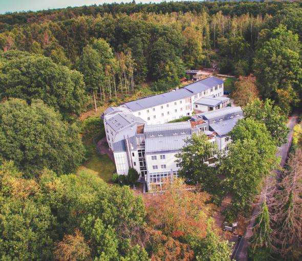 Panoramablick auf das TaunusTagungsHotel und den Wald