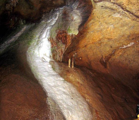 Höhlenwand in der Kubacher Kristallhöhle