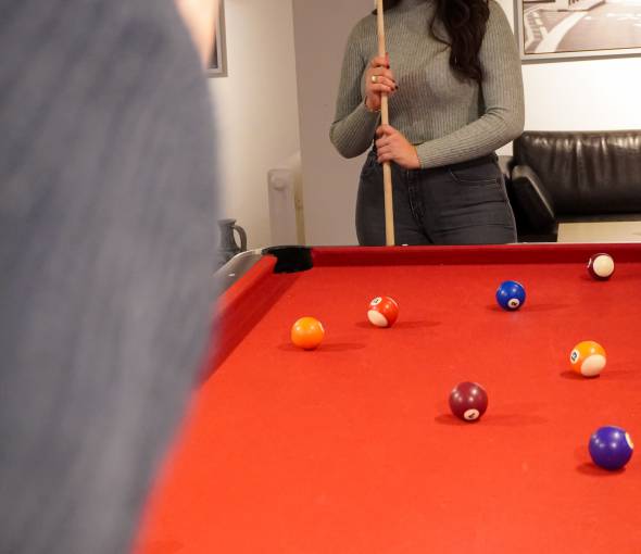 Zwei Personen beim Billard spielen