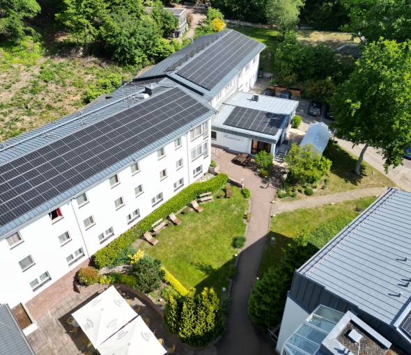 Photovoltaik-Anlage auf den Dächern des TaunusTagungsHotels