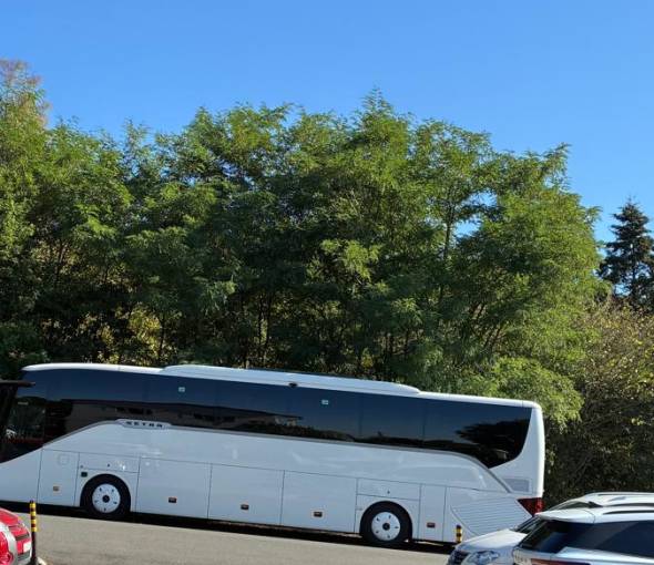 Ein Reisebus parkt beim TTH