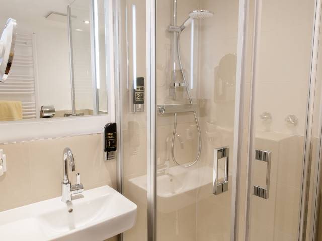 Badezimmer im Komfort-Plus Zimmer im TaunusTagungsHotel
