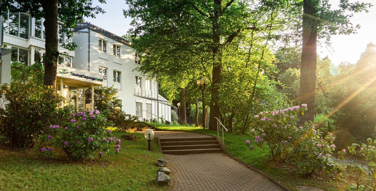 Außenansicht Taunus Tagungs Hotel im Sommer