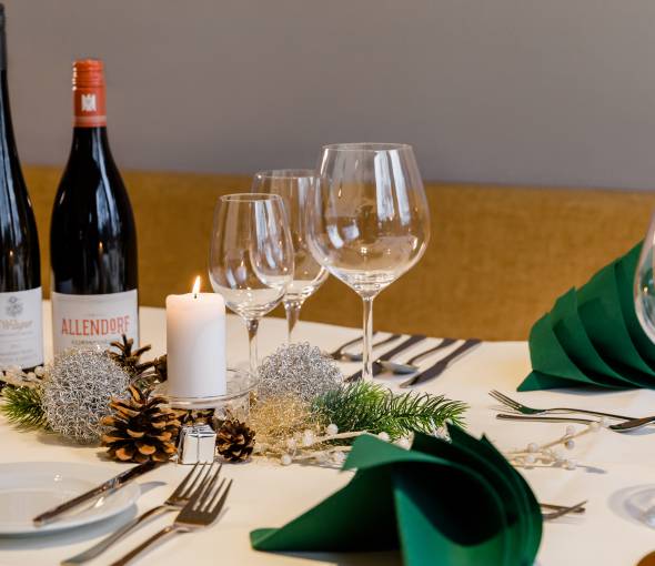 Gedeckter Tisch zu Weihnachten im TaunusTagungsHotel