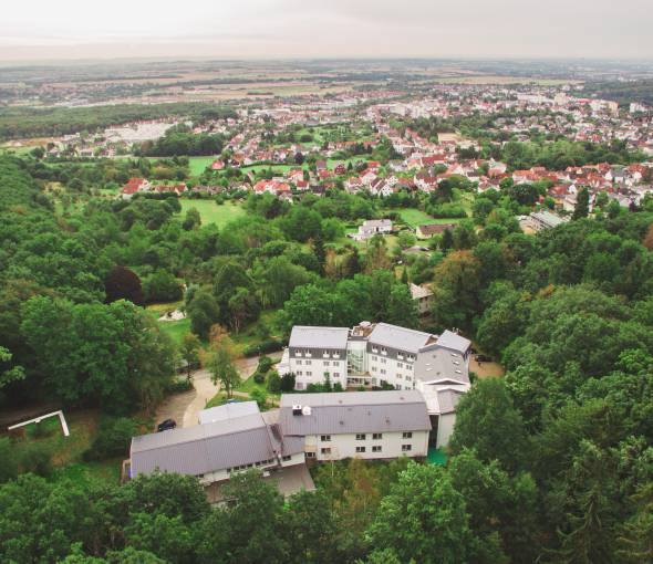 Panoramablick über das TaunusTagungsHotel und die Stadt