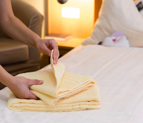 Handtücher werden auf Bett drapiert im TaunusTagungsHotel