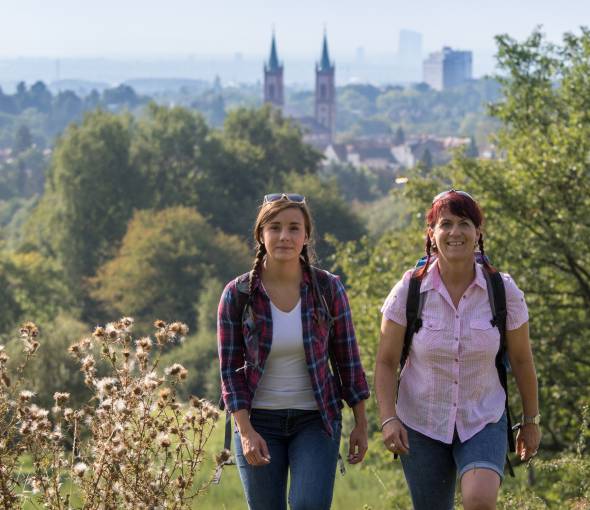 Mutter und Tochter wandern im Taunus