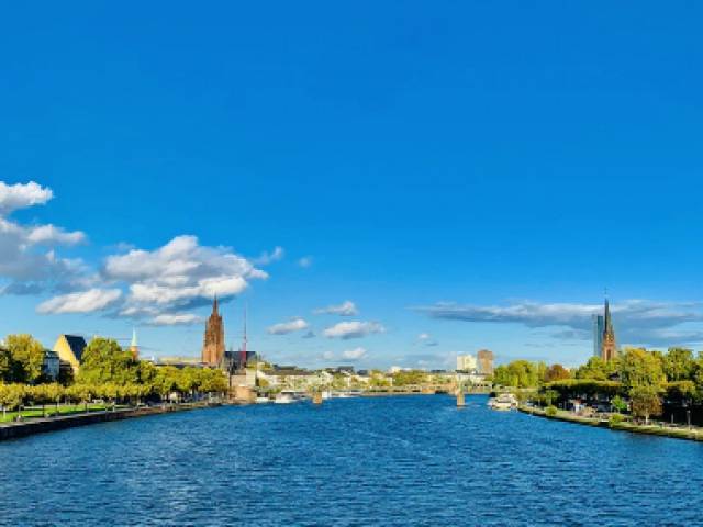 Fluss fließt durch den Taunus im Sommer