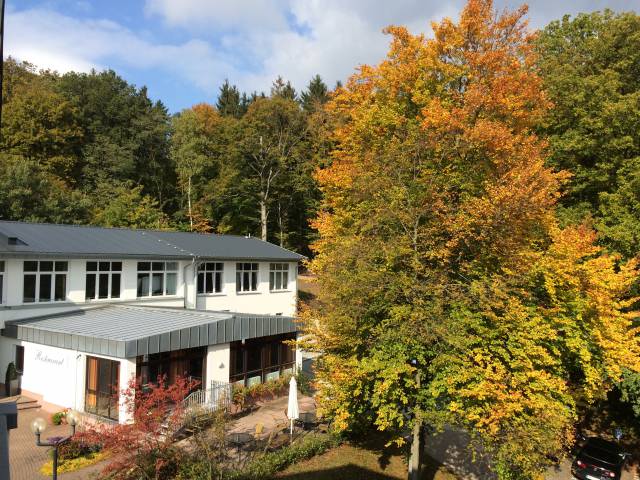 Außenansicht des TaunusTagungsHotel im Herbst