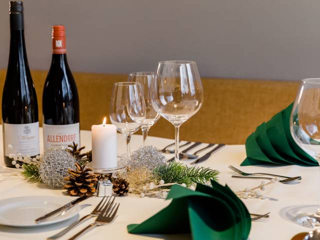 Gedeckter Tisch zu Weihnachten im TaunusTagungsHotel