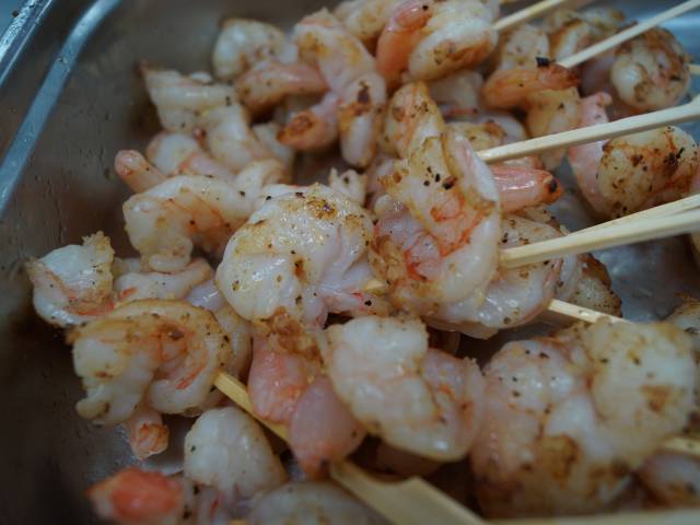 Gebratene Scampi an Holzspießen