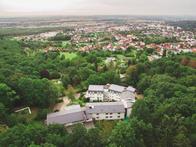 Panoramablick über das TaunusTagungsHotel und die Stadt