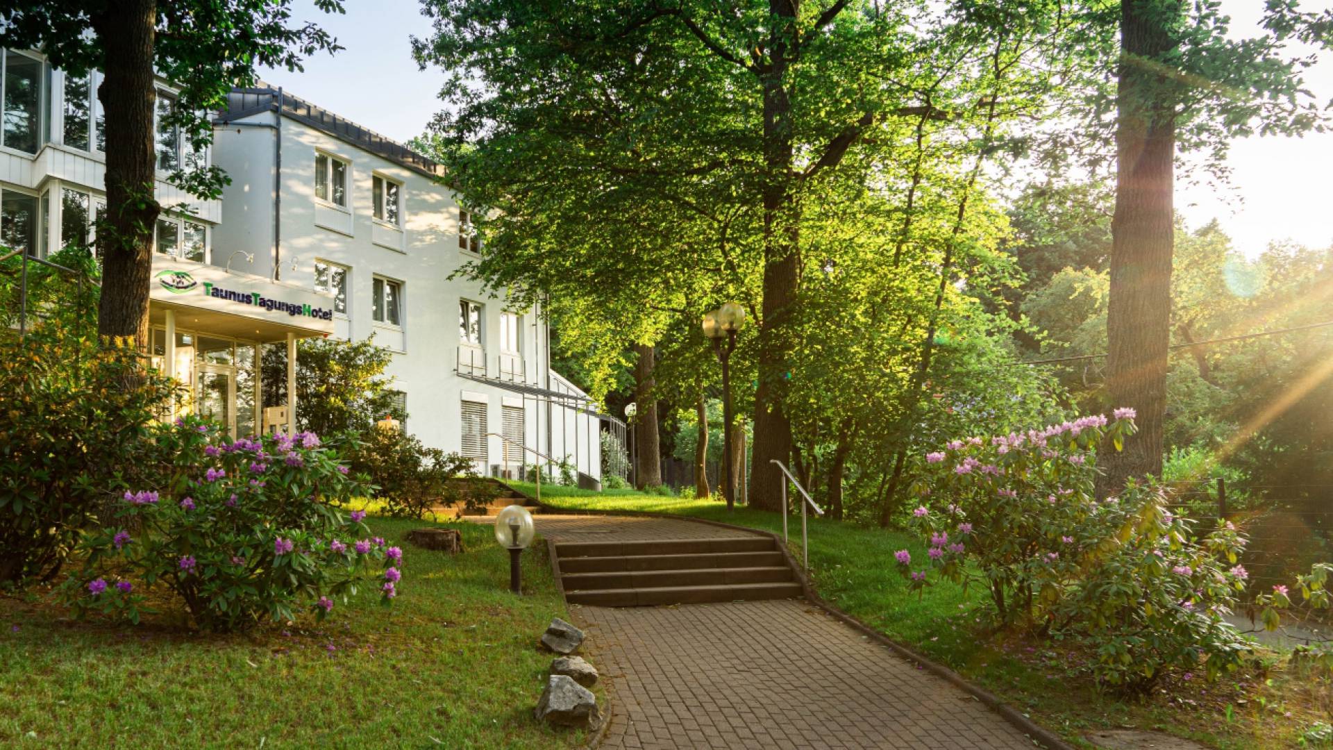 Außenansicht Taunus Tagungs Hotel im Sommer