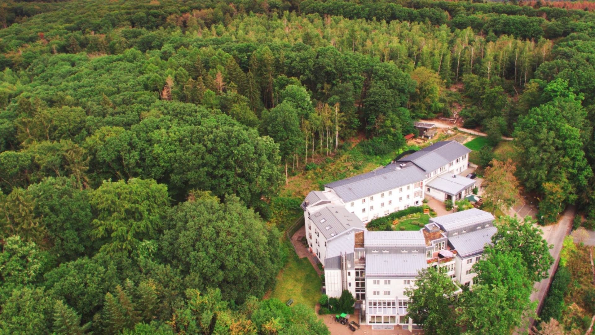 Luftbildaufnahme des TaunusTagungsHotel am Waldrand