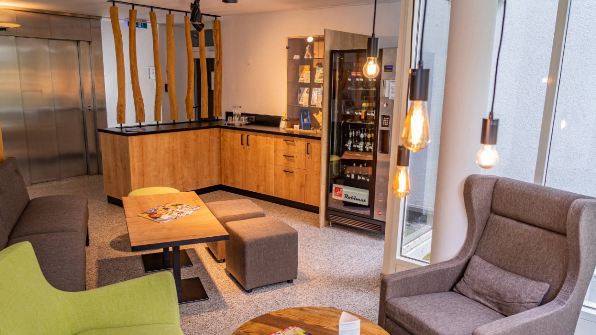 Lounge Bereich mit Getränken und Zeitschriften im TaunusTagungsHotel