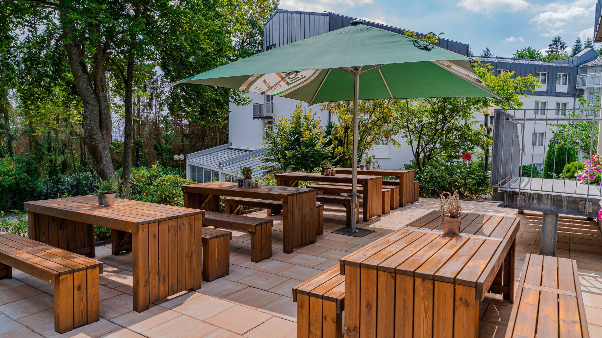 Terrasse mit Holzmöbeln im TaunusTagungsHotel