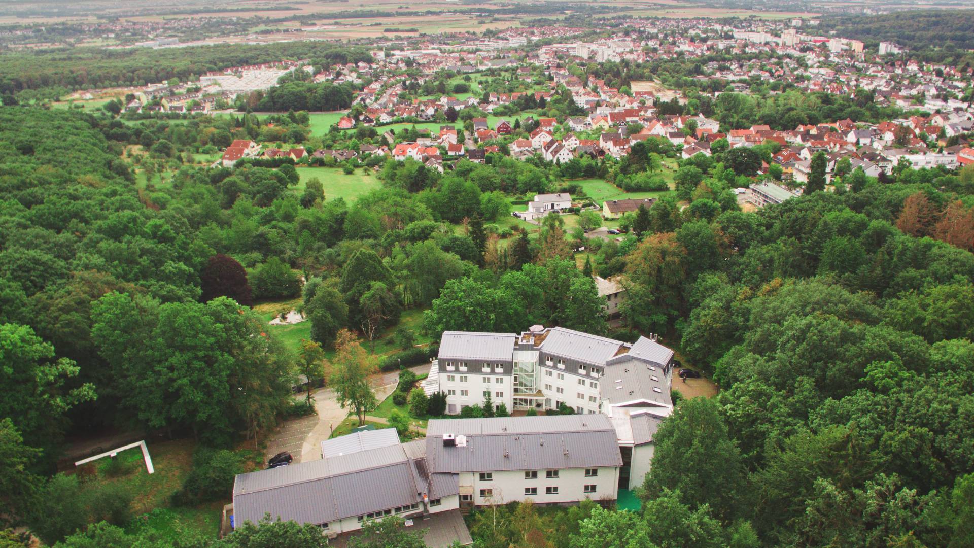Panoramablick über das TaunusTagungsHotel und die Stadt