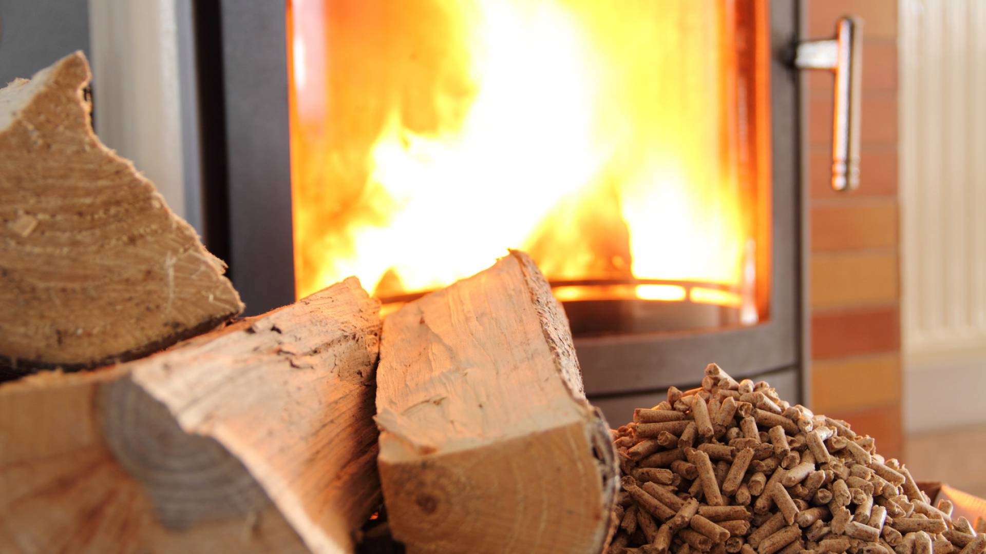 Kaminfeuer mit Feuerholz und Pellets